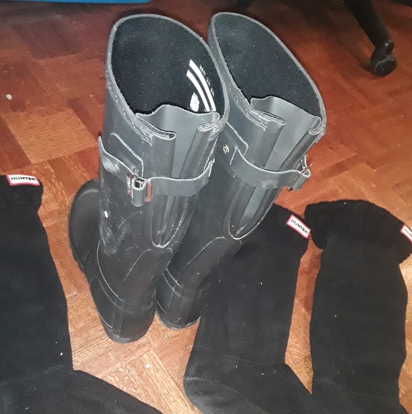 Like New "Hunter" Womens Size 7 Tall Heavy Duty Rubber Boot With 2 Pair Of Socks - Picture 7 of 16